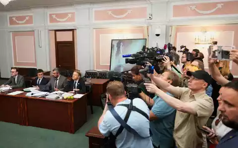Das Oberste Gericht in Moskau hat nach einem Antrag kremltreuer Kräfte den Ausschluss der liberalen Oppositionspartei von der Parlamentswahl verfügt. - Foto: Pavel Bednyakov/AP/dpa