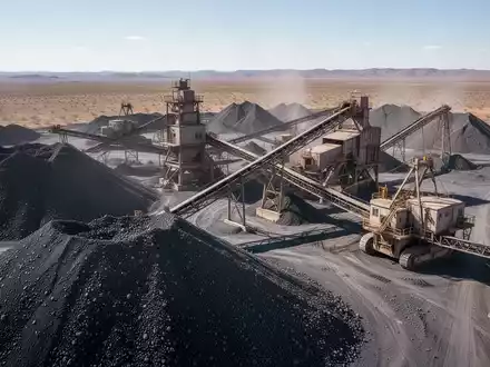 Industrielle Mineralverarbeitungsanlage in einer kargen Landschaft mit Rohmaterialhalden und Förderbändern. - Foto: über boerse-global.de