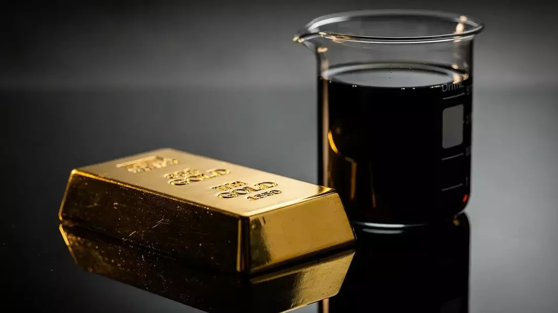 Gold Breaks $4,380 Resistance, Eyes $4,500 as Fed Rate Bets Shift