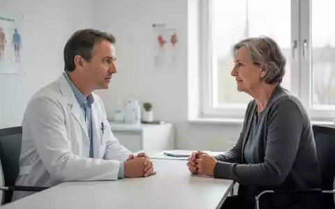 Ein Arzt im Gespräch mit einem Patienten in einer modernen, hellen Praxis zur Gesundheitsberatung. - Foto: über boerse-global.de