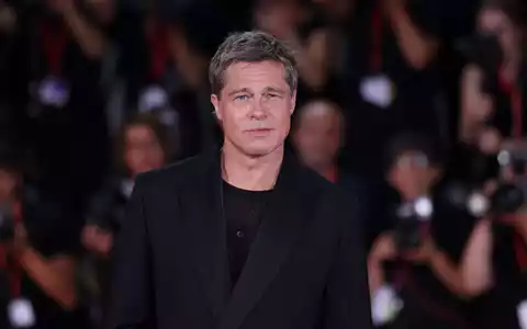 Brad Pitt nimmt sich Kate Winslet als Vorbild. (Archivbild) - Foto: Vianney Le Caer/Invision/AP/dpa