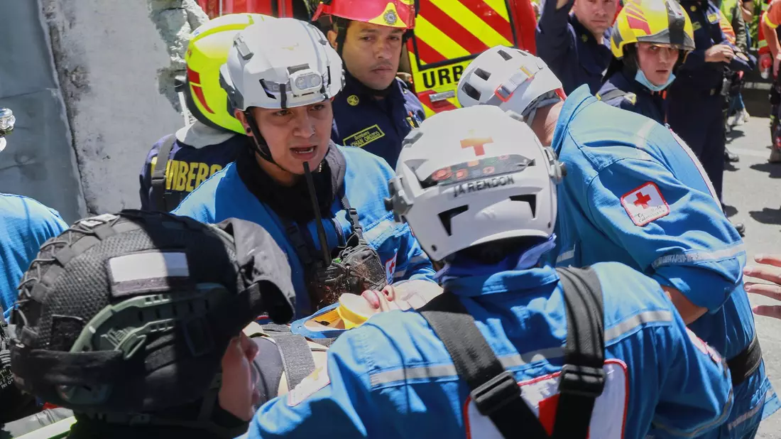 Rettungskräfte suchen nach Überlebenden nach dem schweren Erdbeben in Kolumbien.  - Bild: Andres Valencia/AP/dpa