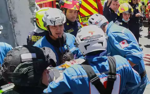 Rettungskräfte suchen nach Überlebenden nach dem schweren Erdbeben in Kolumbien.  - Foto: Andres Valencia/AP/dpa