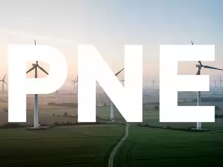 Moderne Windkraftanlagen in einer weiten Landschaft bei Sonnenaufgang als Symbol für den Sektor Erneuerbare Energien. - Foto: über boerse-global.de