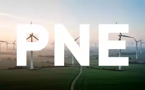 Moderne Windkraftanlagen in einer weiten Landschaft bei Sonnenaufgang als Symbol für den Sektor Erneuerbare Energien. - Foto: über boerse-global.de
