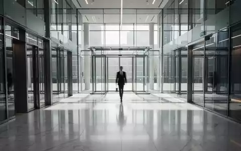 Modernes, lichtdurchflutetes Bürogebäude mit minimalistischer Architektur und einer dezenten Business-Atmosphäre. - Foto: über boerse-global.de