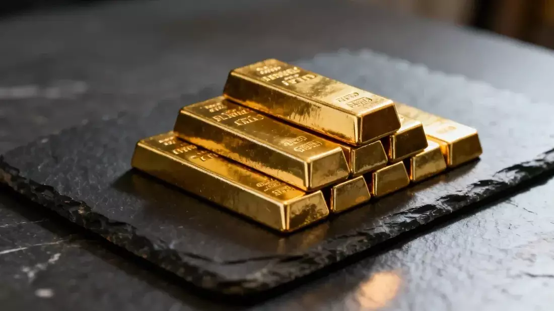 Gold Steadies Near $4,400 as Weak Jobs Data Boosts Rate Cut Bets; Copper Hits Record
