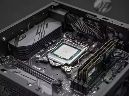 Innenansicht einer HP Z4 G6i Workstation mit Fokus auf den Prozessor-Sockel, Arbeitsspeichermodulen und Kühlung. - Foto: über boerse-global.de