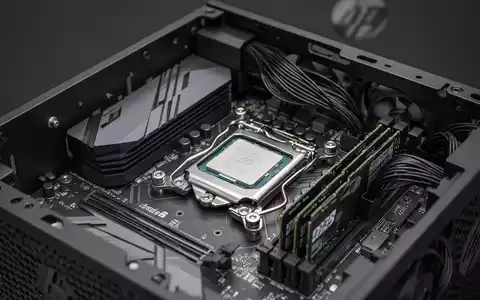 Innenansicht einer HP Z4 G6i Workstation mit Fokus auf den Prozessor-Sockel, Arbeitsspeichermodulen und Kühlung. - Foto: über boerse-global.de