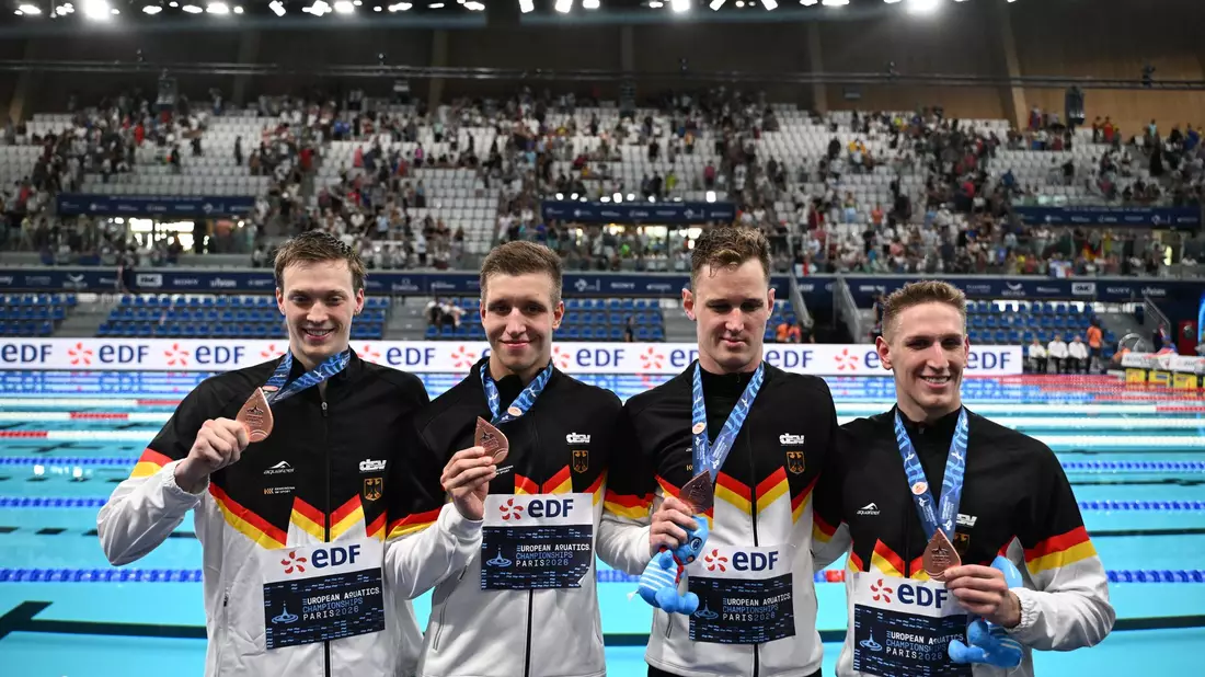 Die deutsche 4x200 Meter Freistil-Staffel präsentiert die Bronzemedaillen. - Bild: Emma Da Silva/AP/dpa