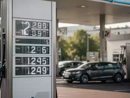 Eine moderne Tankstelle in Berlin bei Tageslicht mit Preisanzeige und vorbeifahrenden Autos. - Foto: über boerse-global.de