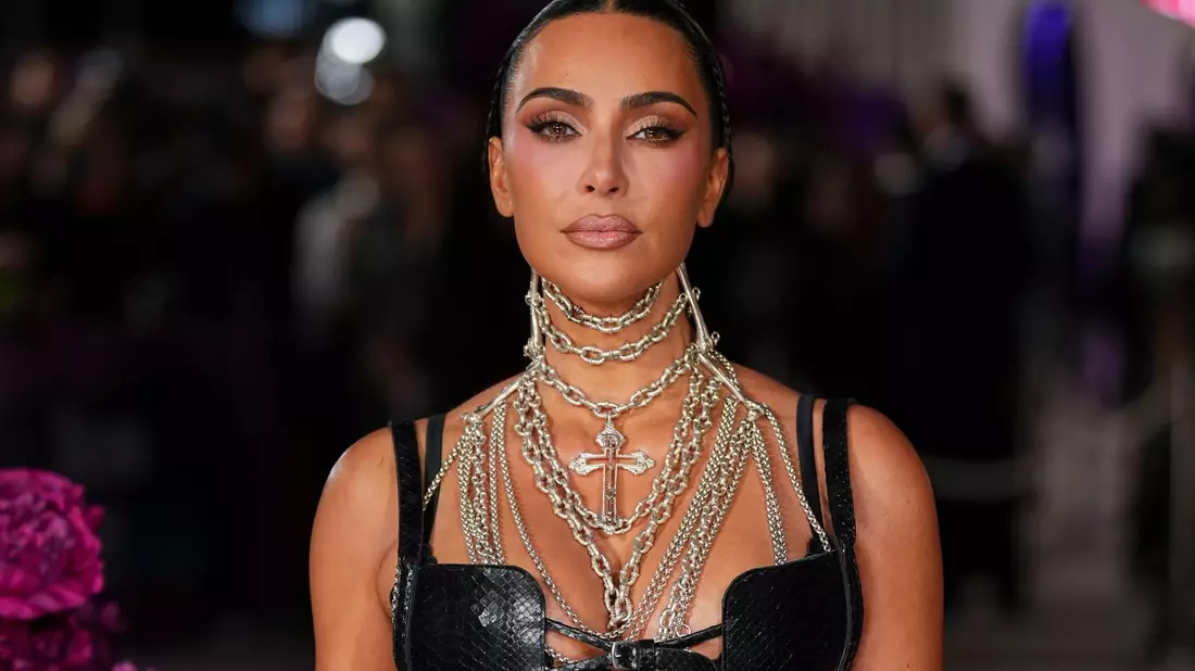 Auf einem Grundstück der Unternehmerin Kim Kardashian wurde ein mutmaßlicher Einbrecher festgenommen. (Archivbild)  - Bild: Scott A Garfitt/Invision/dpa
