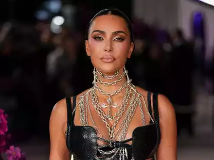 Auf einem Grundstück der Unternehmerin Kim Kardashian wurde ein mutmaßlicher Einbrecher festgenommen. (Archivbild)  - Foto: Scott A Garfitt/Invision/dpa
