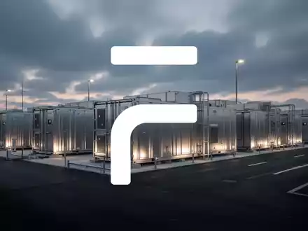 Industrielle Batteriespeicheranlage unter bewölktem Himmel als Symbol für den Energiesektor - Foto: über boerse-global.de