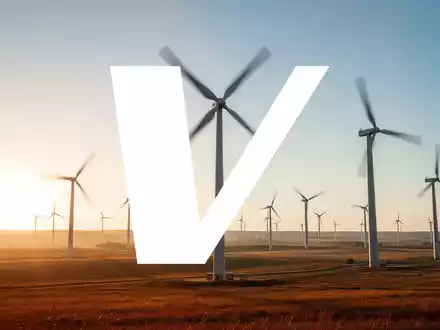Moderne Windkraftanlagen in einer weiten Landschaft bei Sonnenuntergang als Symbol für erneuerbare Energien. - Foto: über boerse-global.de