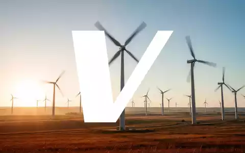 Moderne Windkraftanlagen in einer weiten Landschaft bei Sonnenuntergang als Symbol für erneuerbare Energien. - Foto: über boerse-global.de