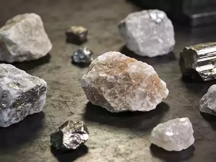 Nahaufnahme von Lithiumerz- und Mineralproben auf einer industriellen Werkbank. - Foto: über boerse-global.de