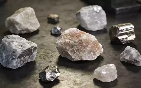 Nahaufnahme von Lithiumerz- und Mineralproben auf einer industriellen Werkbank. - Foto: über boerse-global.de