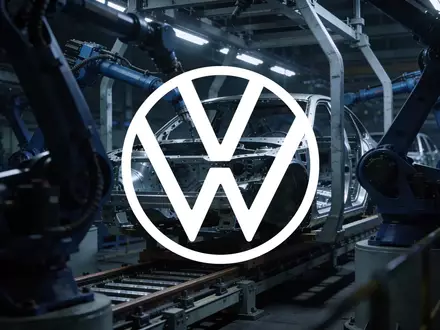 Abstrakte Darstellung einer modernen Automobilfertigung in gedimmtem, industriellem Licht. - Foto: über boerse-global.de