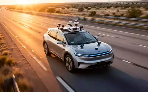 Ein autonomes Fahrzeug auf einer Autobahn bei Sonnenuntergang, ausgestattet mit Sensoren und Kameras zur Verkehrsüberwachung. - Foto: über boerse-global.de