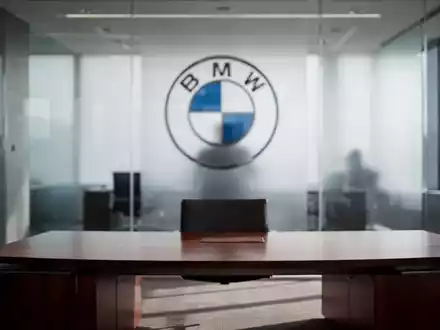 Ein minimalistischer, moderner Büroarbeitsplatz in einem Unternehmensgebäude mit hellem Tageslicht. - Foto: über boerse-global.de