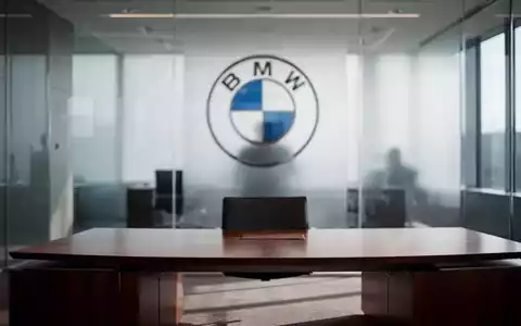Ein minimalistischer, moderner Büroarbeitsplatz in einem Unternehmensgebäude mit hellem Tageslicht. - Foto: über boerse-global.de