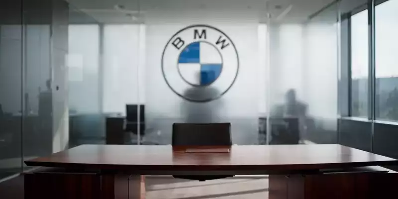 Ein minimalistischer, moderner Büroarbeitsplatz in einem Unternehmensgebäude mit hellem Tageslicht. - Foto: über boerse-global.de