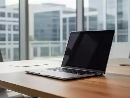 Ein moderner, aufgeräumter Büroarbeitsplatz mit einem Laptop in einer professionellen, hellen Umgebung. - Foto: über boerse-global.de
