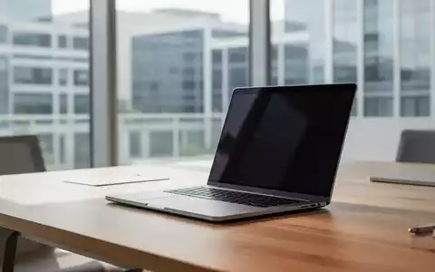 Ein moderner, aufgeräumter Büroarbeitsplatz mit einem Laptop in einer professionellen, hellen Umgebung. - Foto: über boerse-global.de
