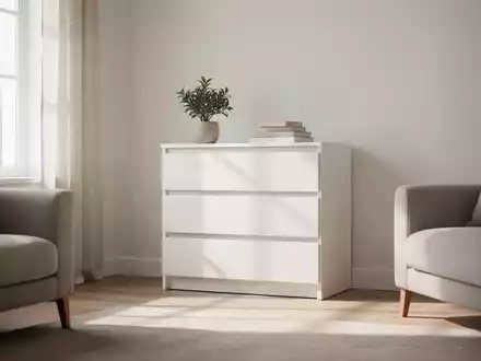 Eine schlichte, weiĂe Kommode in einem hellen, aufgerĂ€umten Wohnzimmer bei natĂŒrlichem Tageslicht. - Foto: ĂŒber boerse-global.de