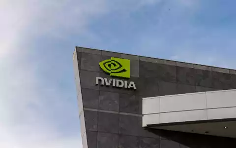 Nvidia profitiert vom KI-Boom, weil Chipsysteme des Konzerns die Hauptrolle in Rechenzentren für Künstliche Intelligenz spielen. (Archivbild) - Foto: Andrej Sokolow/dpa