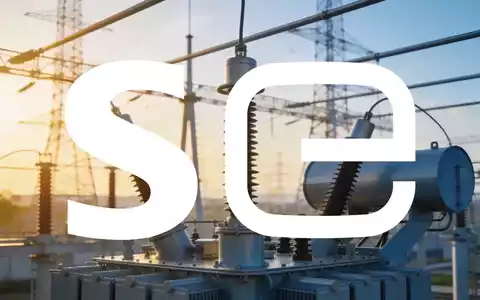 Moderne Hochspannungsinfrastruktur bei Sonnenaufgang als Symbol für den Energiesektor - Foto: über boerse-global.de
