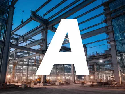 Abstrakte Darstellung einer modernen Baustelle mit Stahlträgern und Glasarchitektur in der Abenddämmerung. - Foto: über boerse-global.de