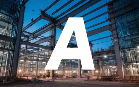 Abstrakte Darstellung einer modernen Baustelle mit Stahlträgern und Glasarchitektur in der Abenddämmerung. - Foto: über boerse-global.de