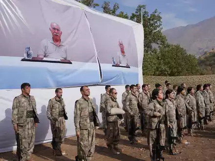 Im vergangenen Jahr hatten einige PKK-Kämpfer symbolisch ihre Waffen niedergelegt. (Archivbild) - Foto: Rashid Yahya/AP/dpa