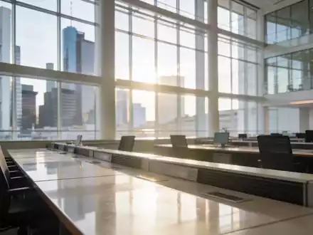 Leere, moderne Arbeitsplätze an der Frankfurter Börse bei natürlichem Tageslicht. - Foto: über boerse-global.de