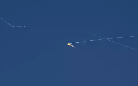 Erneut greift Russland die Ukraine mit Raketen an - Foto: Evgeniy Maloletka/AP/dpa