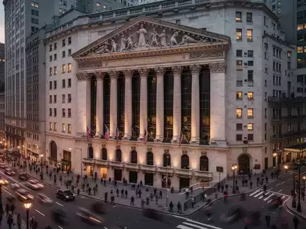 Die Fassade der New York Stock Exchange bei Dämmerung mit natürlicher Beleuchtung. - Foto: über boerse-global.de