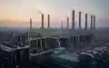 Industrielles Rechenzentrum mit großen Kühlanlagen und Abgasschornsteinen bei Dämmerung. - Foto: über boerse-global.de