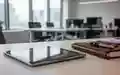 Ein minimalistischer Schreibtisch mit einem Notizbuch und einem Tablet in einem modernen Büro als Symbol für rechtliche Compliance. - Foto: über boerse-global.de