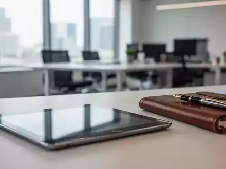 Ein minimalistischer Schreibtisch mit einem Notizbuch und einem Tablet in einem modernen Büro als Symbol für rechtliche Compliance. - Foto: über boerse-global.de
