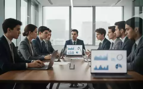 Junge Berufstätige in einem modernen Bürogebäude bei einer strategischen Besprechung am Konferenztisch. - Foto: über boerse-global.de