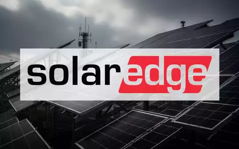 Moderne Solaranlage unter bewölktem Himmel als Symbol für den Energiesektor. - Foto: über boerse-global.de