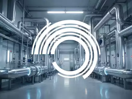 Moderne industrielle Anlage zur Energiegewinnung mit metallischen Rohrleitungen in bläulichem Licht - Foto: über boerse-global.de