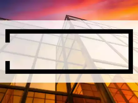 Abstraktes, atmosphärisches Bild eines modernen Bürogebäudes im goldenen Licht als Symbol für Finanzmärkte und Kapitalanlagen. - Foto: über boerse-global.de