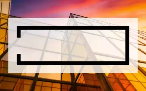 Abstraktes, atmosphärisches Bild eines modernen Bürogebäudes im goldenen Licht als Symbol für Finanzmärkte und Kapitalanlagen. - Foto: über boerse-global.de