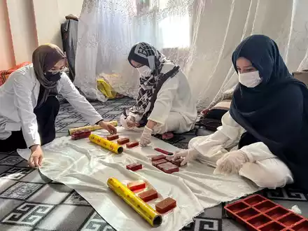 In der Seifen-Manufaktur von Rukia Resai arbeiten fast nur Frauen. - Foto: Fardina Akbari/dpa