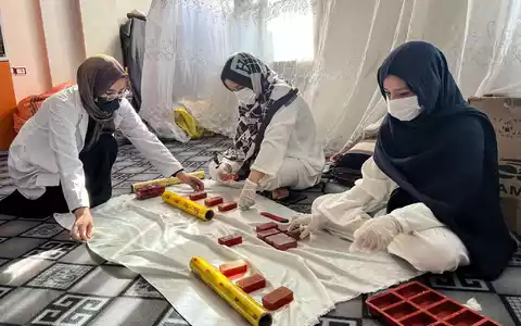 In der Seifen-Manufaktur von Rukia Resai arbeiten fast nur Frauen. - Foto: Fardina Akbari/dpa