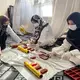 In der Seifen-Manufaktur von Rukia Resai arbeiten fast nur Frauen. - Bild: Fardina Akbari/dpa