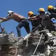 Rettungskräfte und Anwohner durchsuchen die Trümmer nach dem Erdbeben. - Bild: Santiago Saldarriaga/AP/dpa